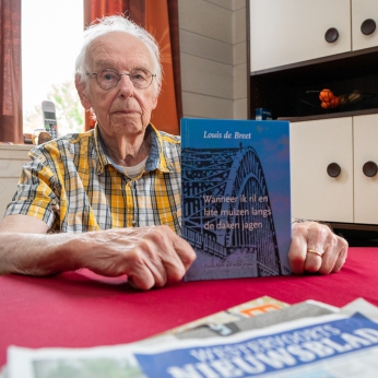 overzicht > Louis de Breet (93!) debuteert als dichter 